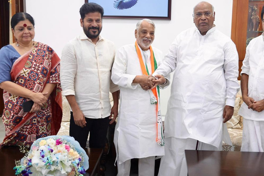 Home coming for Keshava Rao, as Kharge welcomes him back into Congress