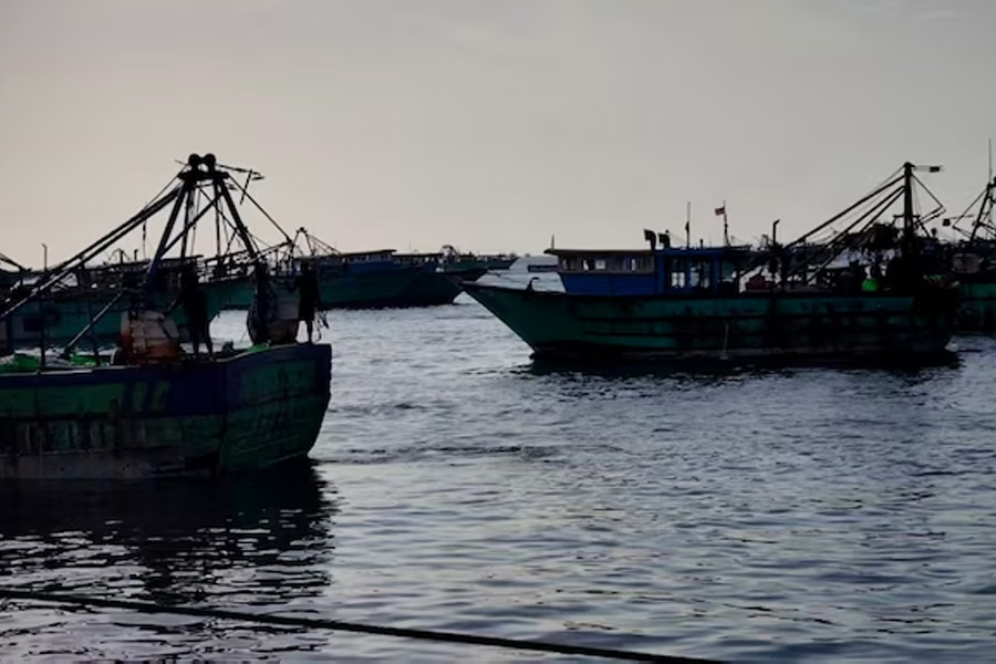 Sri Lankan Navy arrests 9 fishermen for crossing border