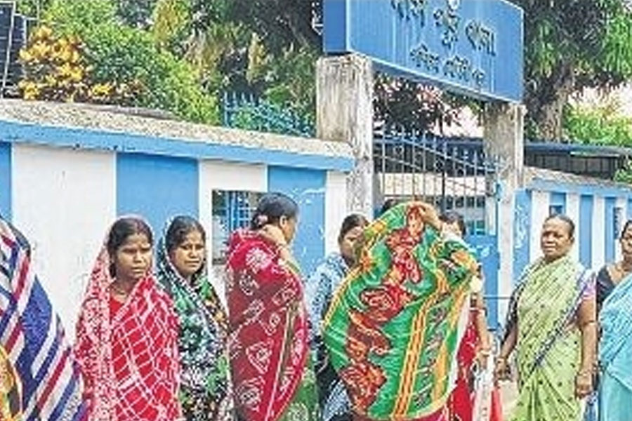 Residents of daspure in Medinipur trapped in financial fraud