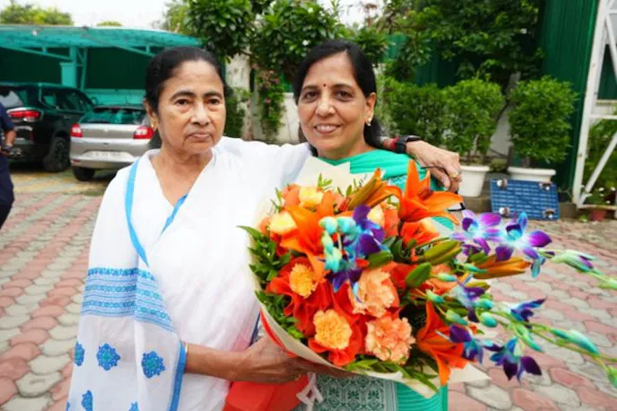 Mamata Banerjee Visits Arvind Kejriwal's Delhi Home, Meets His Wife