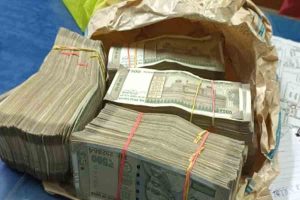 4 lacs looted in Howah