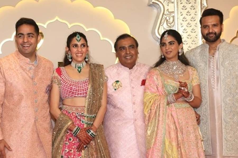 Anant Ambani-Radhika Merchant wedding LIVE UPDATES: Family leaves for wedding venue