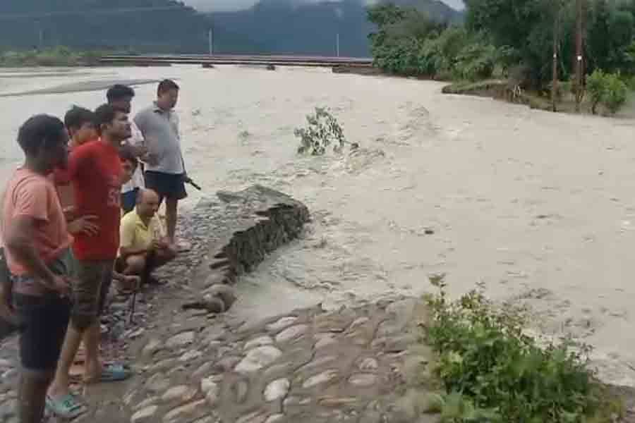 5 died in flooded North Bengal