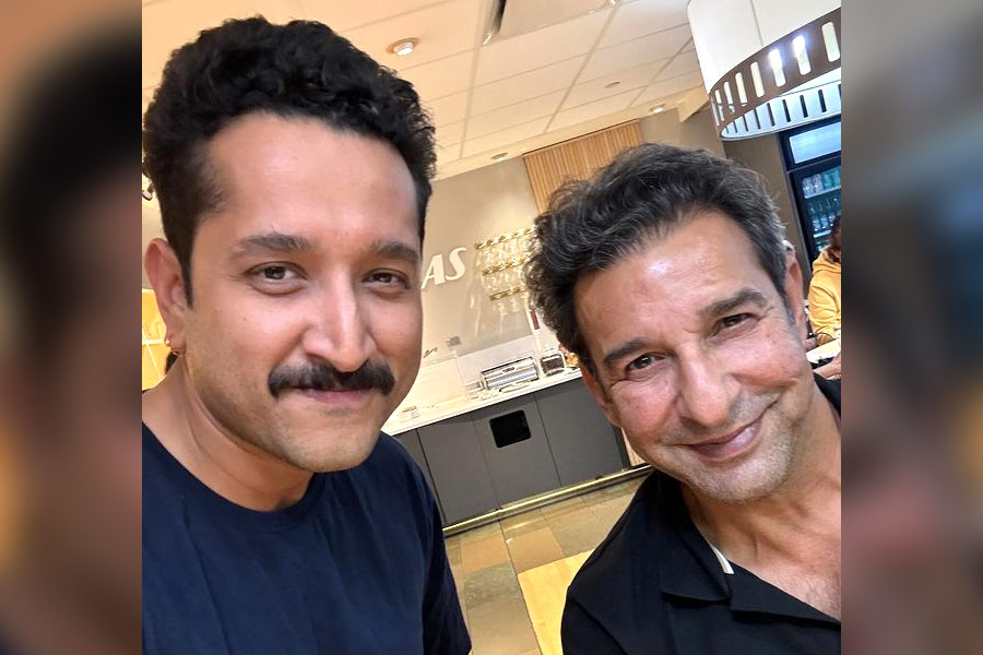 Parambrata Chattopadhyay meets Wasim Akram at Chicago airport lounge
