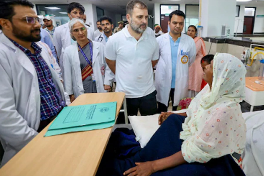 Rahul Gandhi meets Captain Anshuman Singh's mother in Raebareli