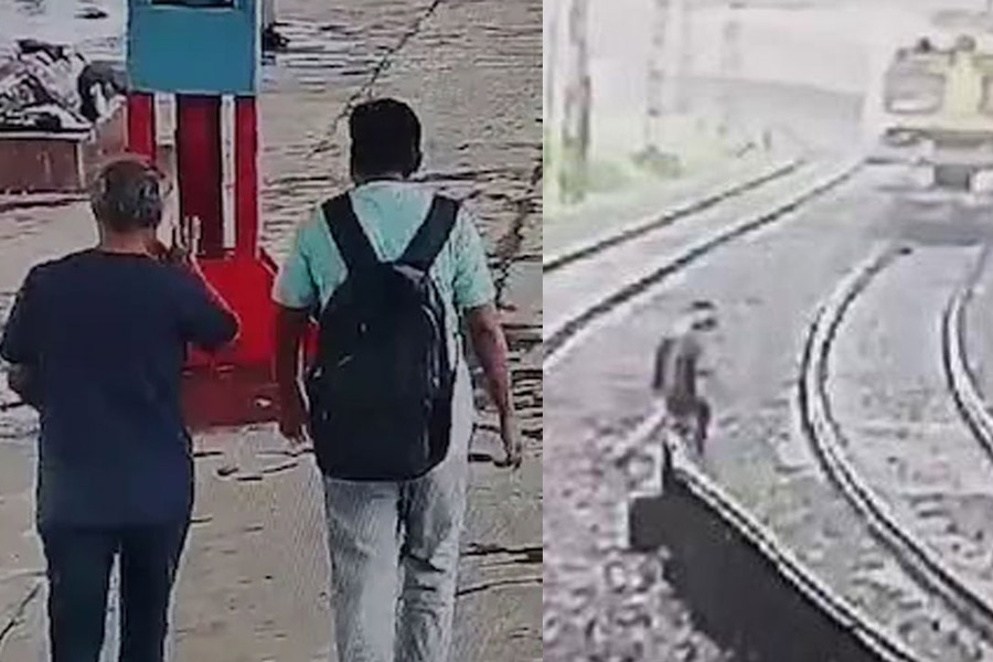 Maharashtra: Holding hands, father, son lie in front of approaching train