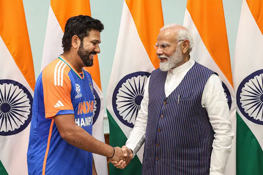 PM Narendra Modi asked Rohit Sharma about his Barbados pitch and trophy gestures