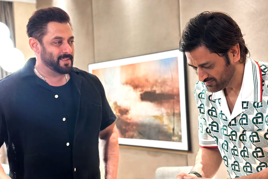 Salman Khan celebrated Mahendra Singh Dhoni's 43rd birthday with him