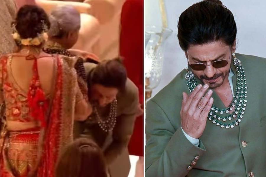 Shah Rukh Khan touches Amitabh, Jaya Bachchan's feet video Viral