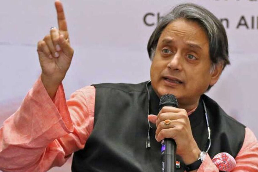 '400 paar, but in another country', Shashi Tharoor's UK-themed dig at BJP
