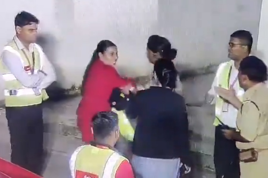 SpiceJet employee slaps cop at Jaipur airport