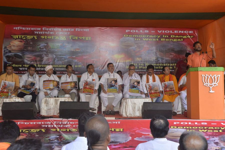 Suvendu Adhikari sits on dharna at Rajbhawan with 'tortured' BJP workers