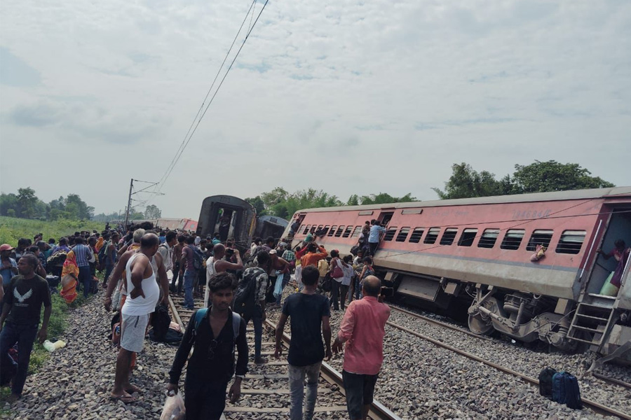 4 Died after Dibrugarh Express Derails In Uttar Pradesh
