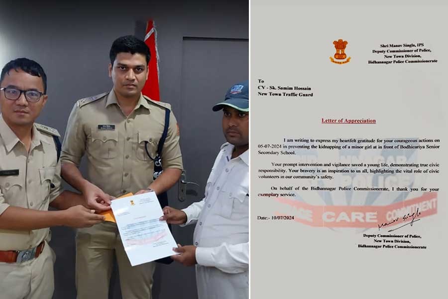 Bidhannagar Police gave award to civic volunteer