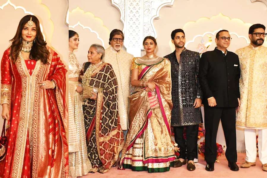 Bachchan Family Steals Limelight at Anant Ambani's Wedding, Aishwarya Rai Poses Solo