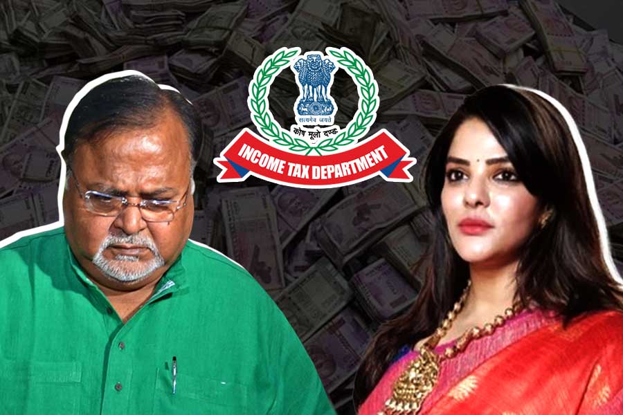 Income tax officials wants to interrogates Partha Chatterjee 'aide' Arpita Mukherjee