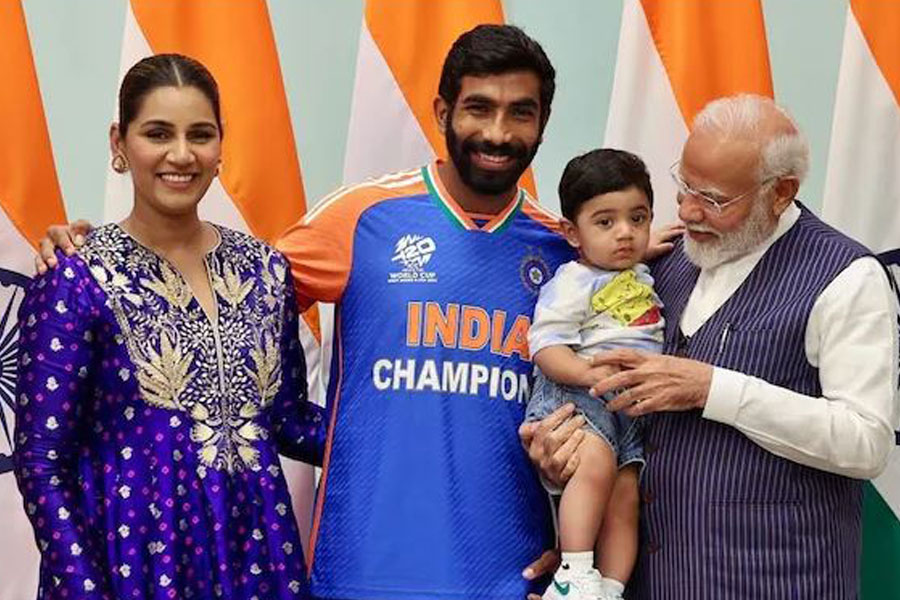 PM Narendra Modi held Jasprit Bumrah's son in his hands while posing for pictures