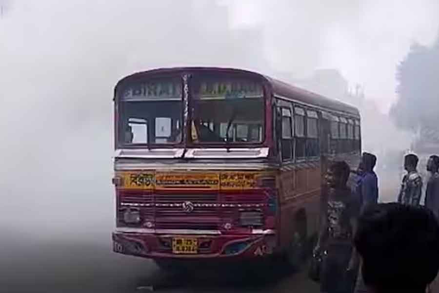 Fire caught in Mini Bus in Kolkata