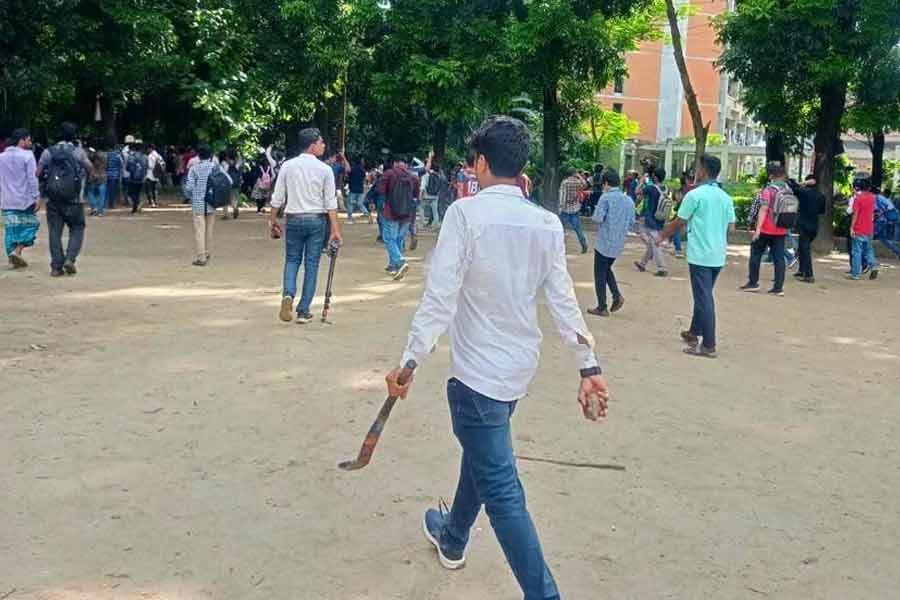 Student factions clash at Dhaka, over hundred injured