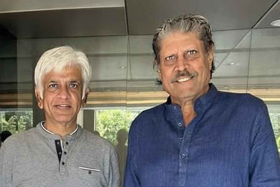 Two World Cup winning captains in one frame, Who is this former cricker along with Kapil Dev