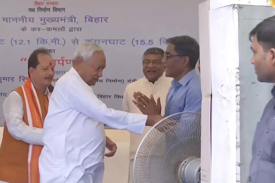 Nitish Kumar tried to touch feet of govt official, requests on project