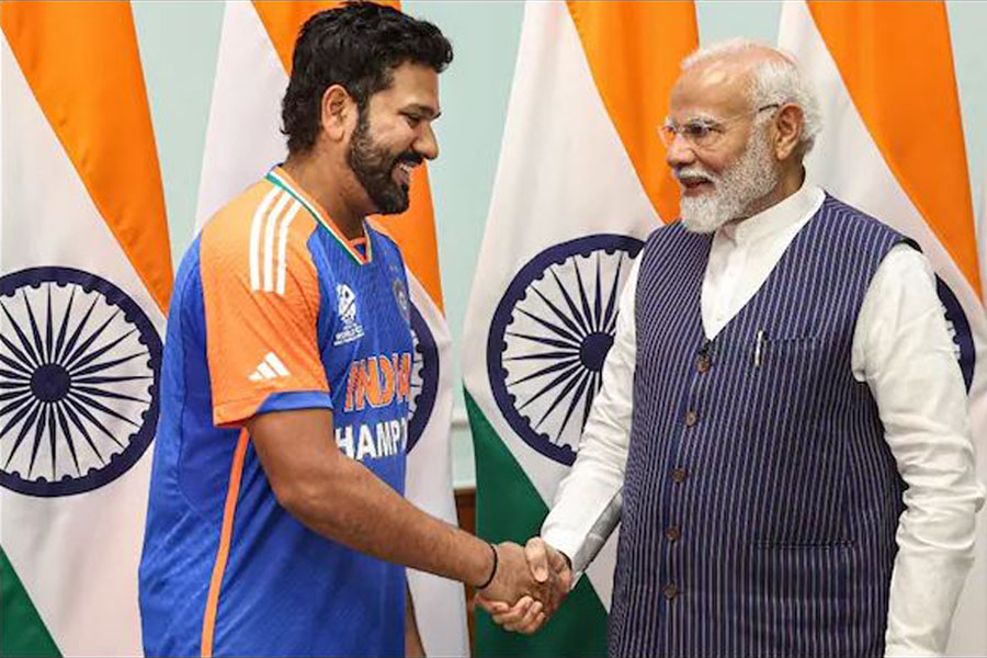 PM Narendra Modi asked Rohit Sharma about his Barbados pitch and trophy gestures