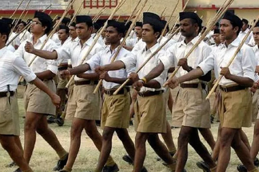 Govt employees can join RSS, Congress slams after ban lifted