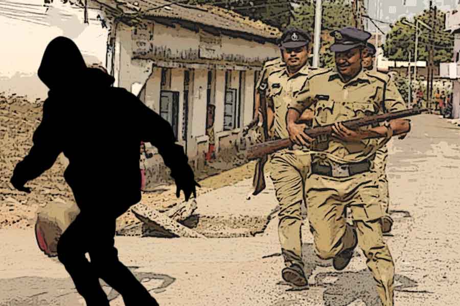 Thief ran away on the way to jail from court in Bardhaman