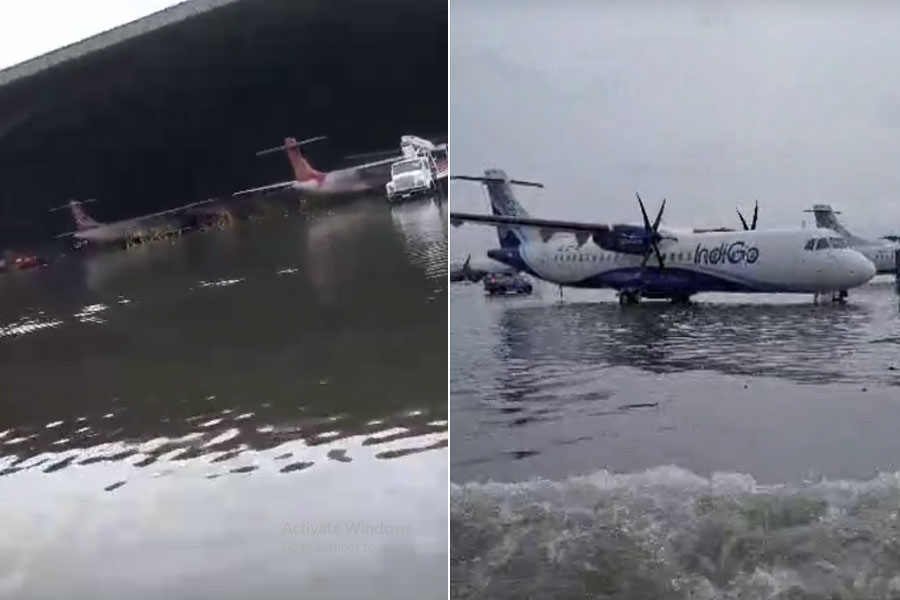 Kolkata airport flooded with rain and five flight Canceled in Andal