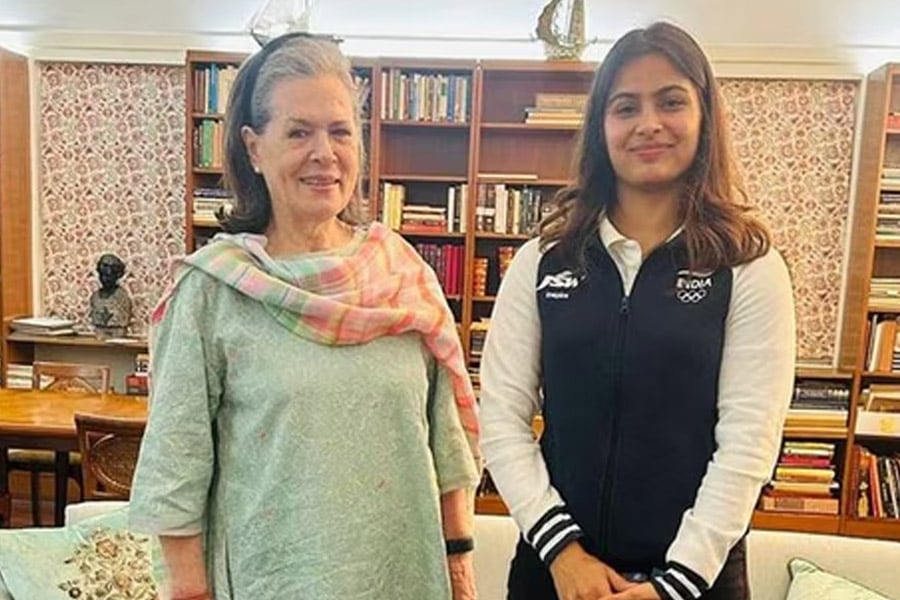 Olympic medalist Manu Bhaker meets Sonia Gandhi