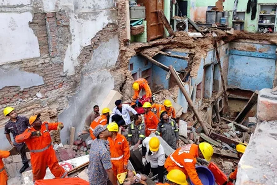 2 houses collapse near Kashi Vishwanath temple, one dead