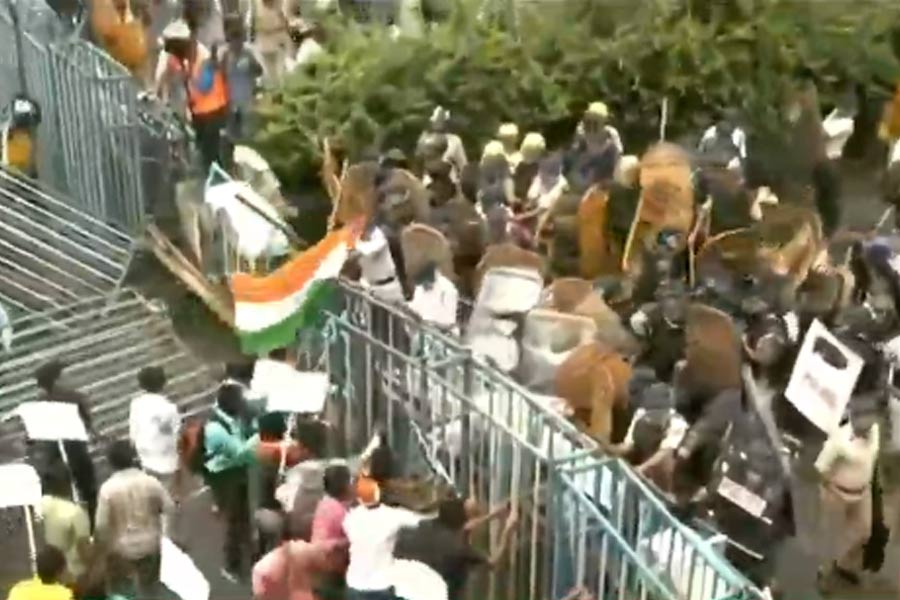 Nabanna Abhijan: Clashes between protestor and police