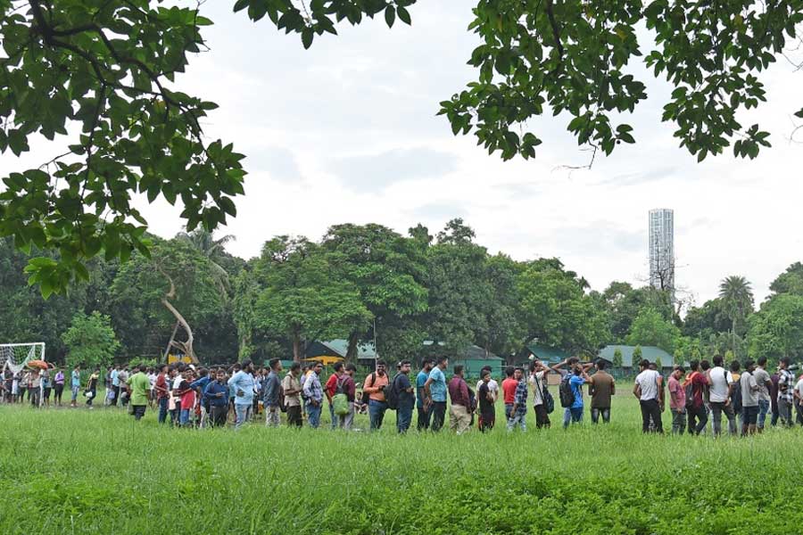 Kolkata Derby: Spectators of Mohun Bagan and East Bengal in search of ticket