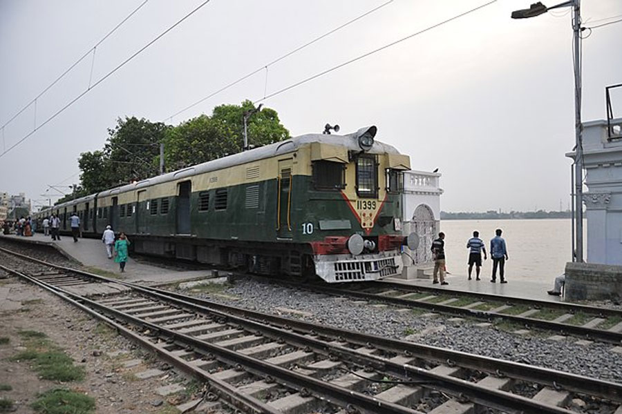 Due to heavy rain train services disrupted in Kolkata station