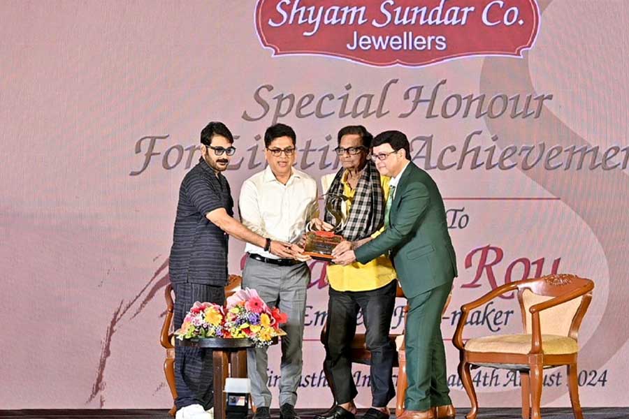 Shyam Sundar Co Jewelers paid special tribute to director Prabhat Roy