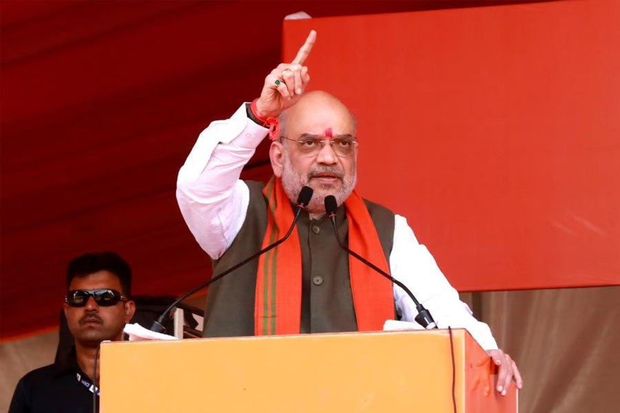 Lay down arms and surrender, Amit Shah warns Maoists