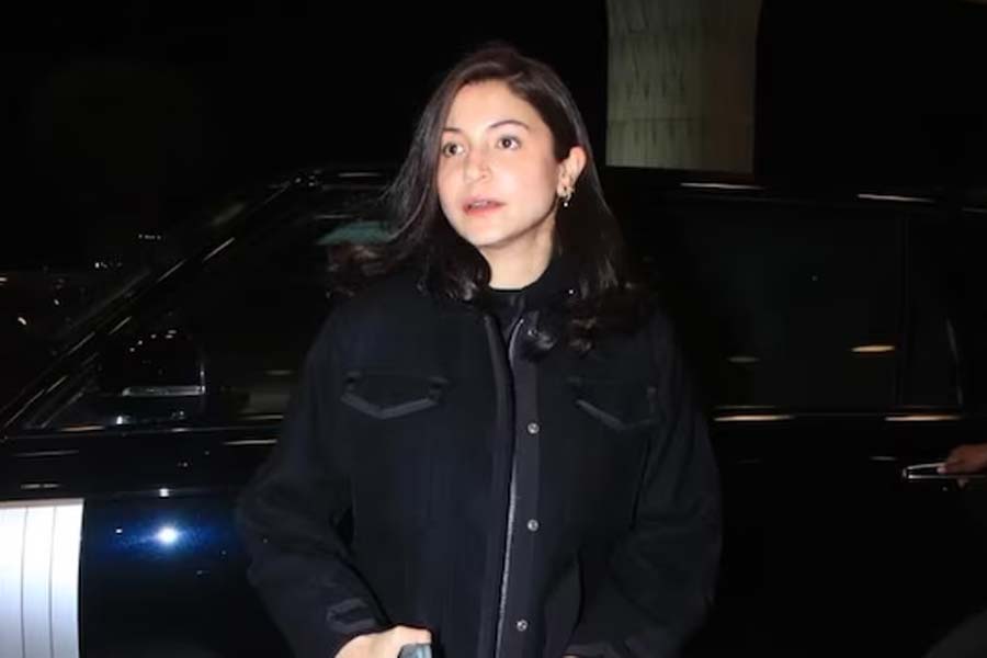 Anushka Sharma returns to Mumbai, video viral