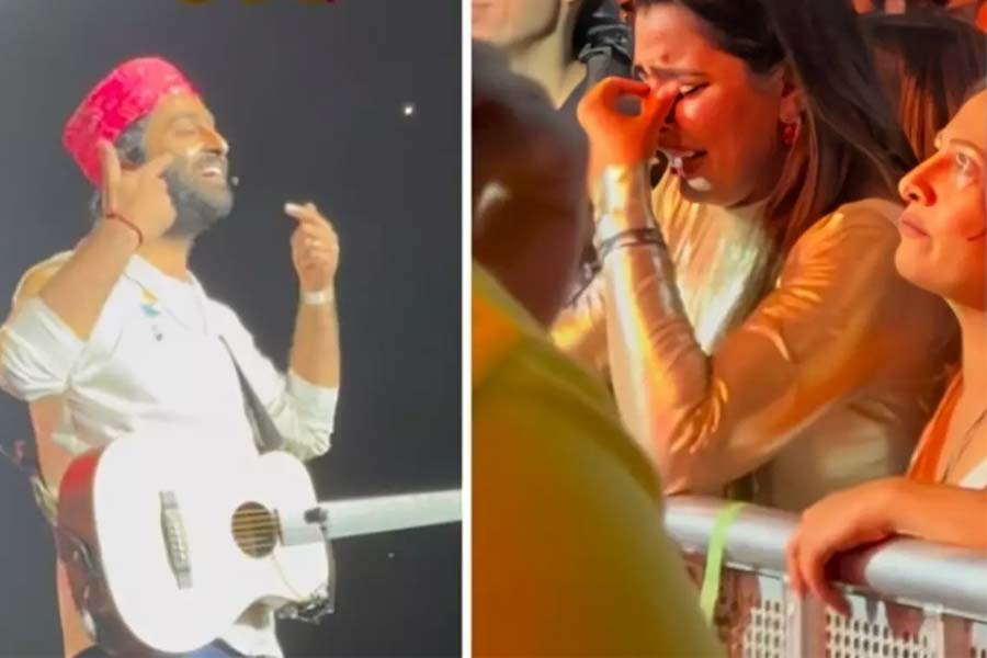 Arijit Singh comforts crying fan, sits down on stage and sings 'Sajni' to make her smile