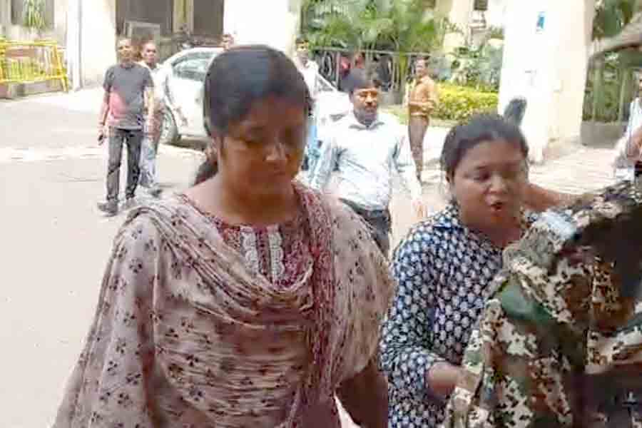 CBI summons Meenakshi Mukhopadhyay in R G Kar issue