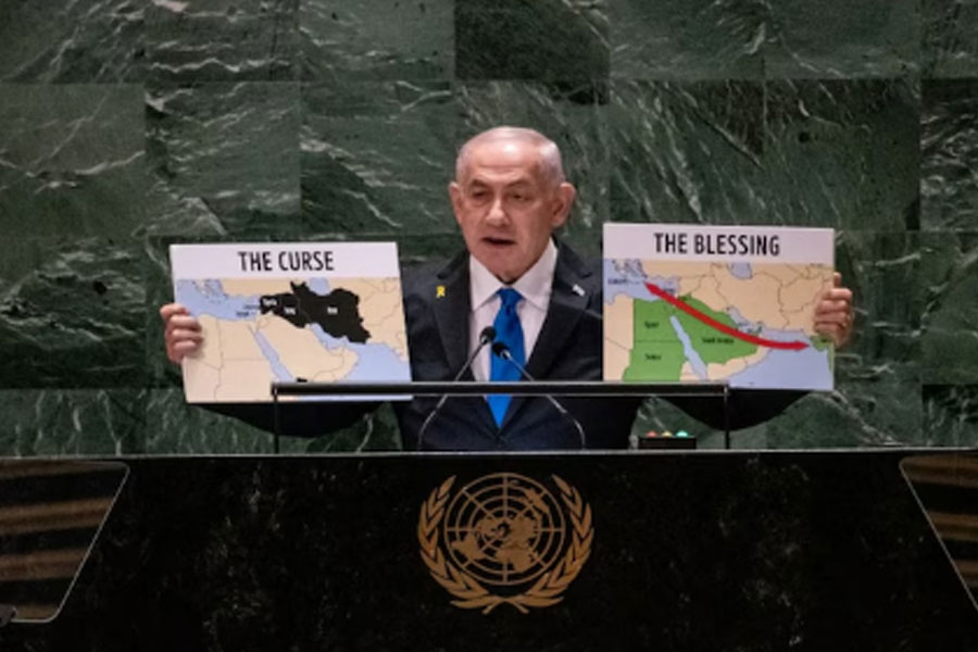 Netanyahu shows 2 maps. Palestine doesn't exist in either of them