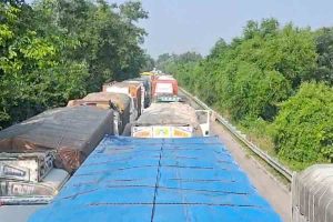 Bengal Jharkhand Border Sealed: Trucks stand still as Mamata Banerjee orders to close Jharkhand border