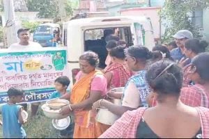 Maa Canteen reaching out to flooded houses in Bangaon