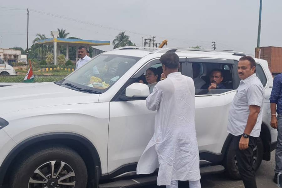 CM Mamata Banerjee's car halted at Singur to meet Becharam Manna during her visit to Burdwan