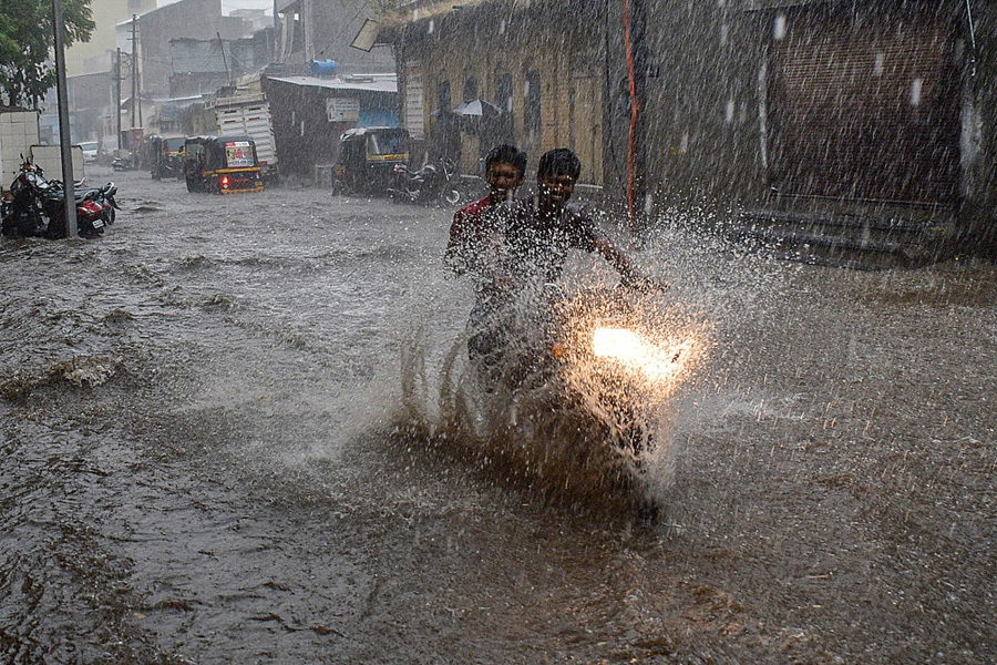 1 dead as rain paralyses Mumbai and schools shuts