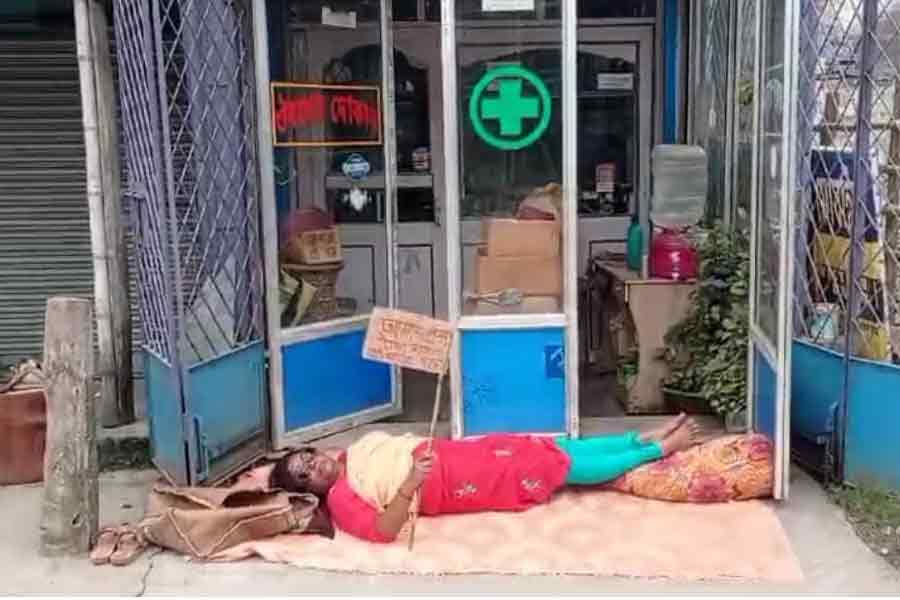 A Nadia woman stages protest infront of in laws shop