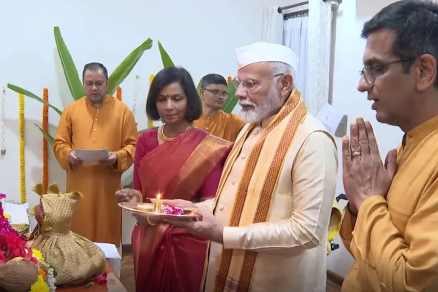 PM Modi joins Ganesh Puja at CJI DY Chandrachud's Delhi residence