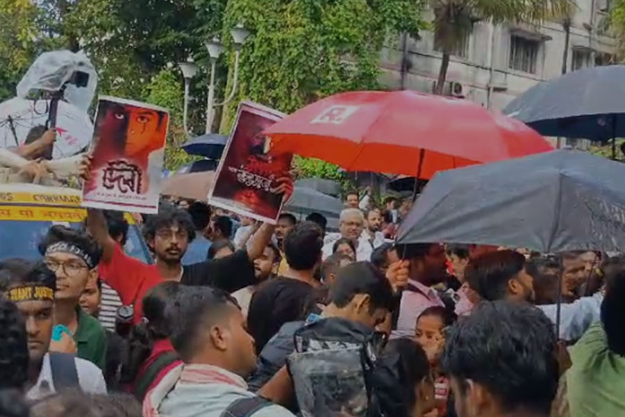 RG Kar: Junior Doctors protest continues near Health Department building