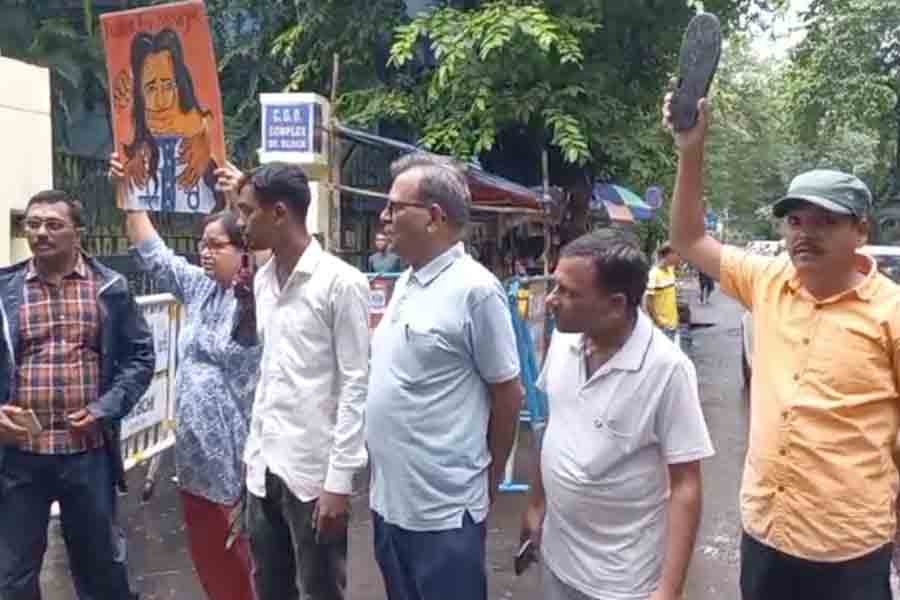 R G Kar: Protestors shout slogans against Tala OC