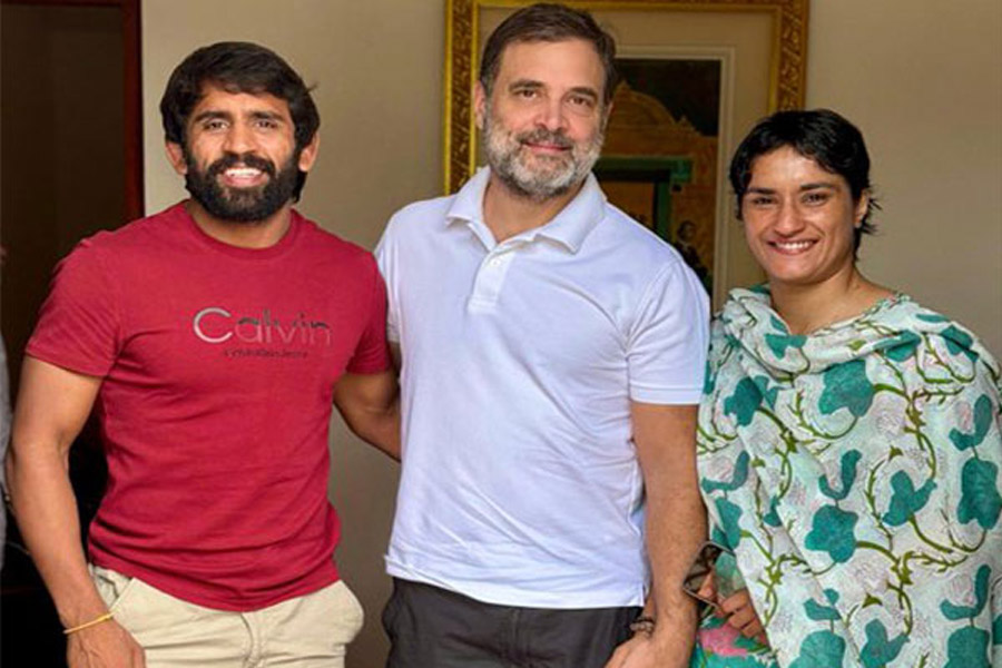 Wrestlers Vinesh Phogat, Bajrang Punia meet Rahul Gandhi