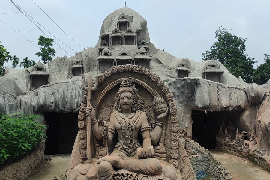 Durga Puja 2024: Chinsurah Nabin Sangha's Durga Puja is decorating with Indian old deities structure